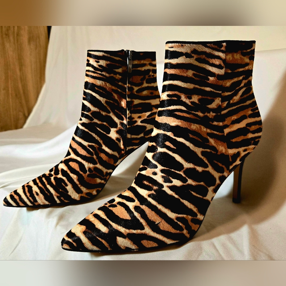 NINE WEST Animal Print Pointy Toe Booties Size 8